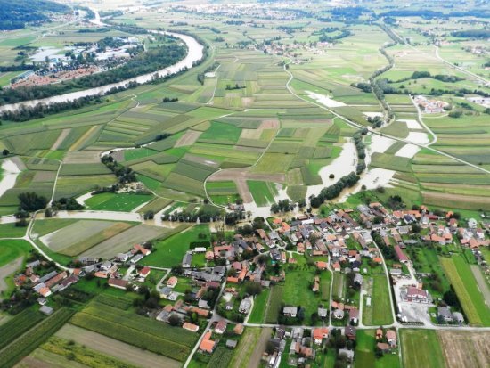 Reka_Gabrnica_Mihalovec_in_pogled_na___ate__ke_toplice_preko_Save.JPG