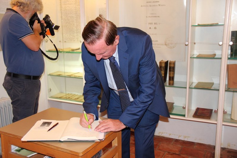 Obisk ministra v Pišecah 13 podpis v knjigo vtisov v Pleteršnikovem muzeju