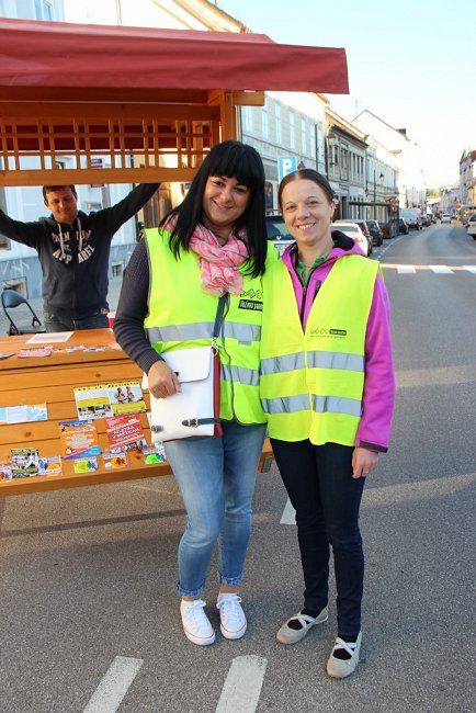 Prostovoljki Mojca in Marija