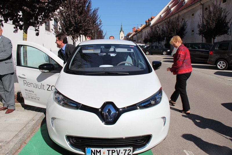 upan in ministrica sta se tudi zapeljala z električnim avtomobilom