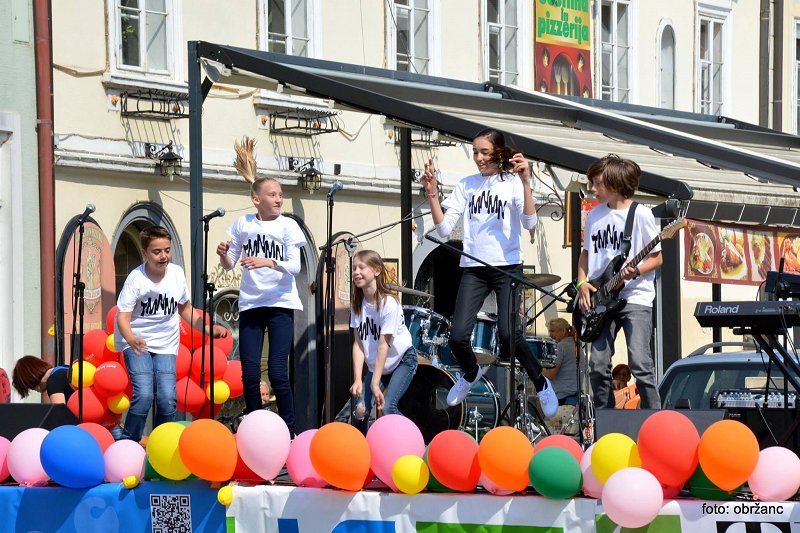 Foto4 Maj v mestu - Pojoci vrtiljak