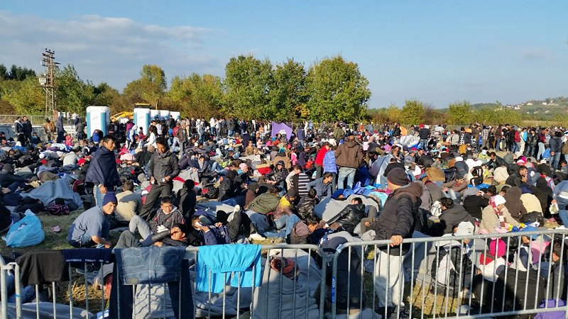Foto8 Migranti na območju Sprejemnega centra Livarna Dobova oktober 2015