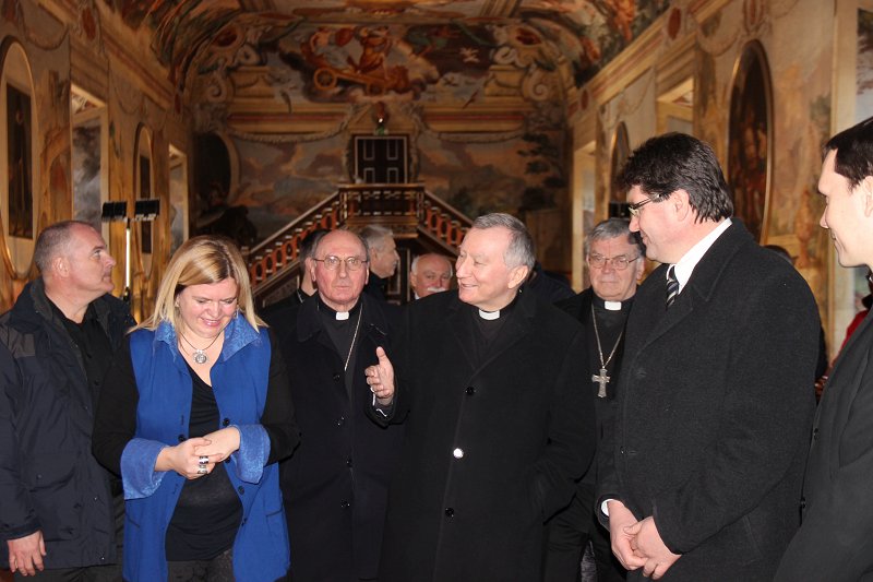 Vatikanski državni tajnik pri ogledu Viteške dvorane Posavskega muzeja Brežice
