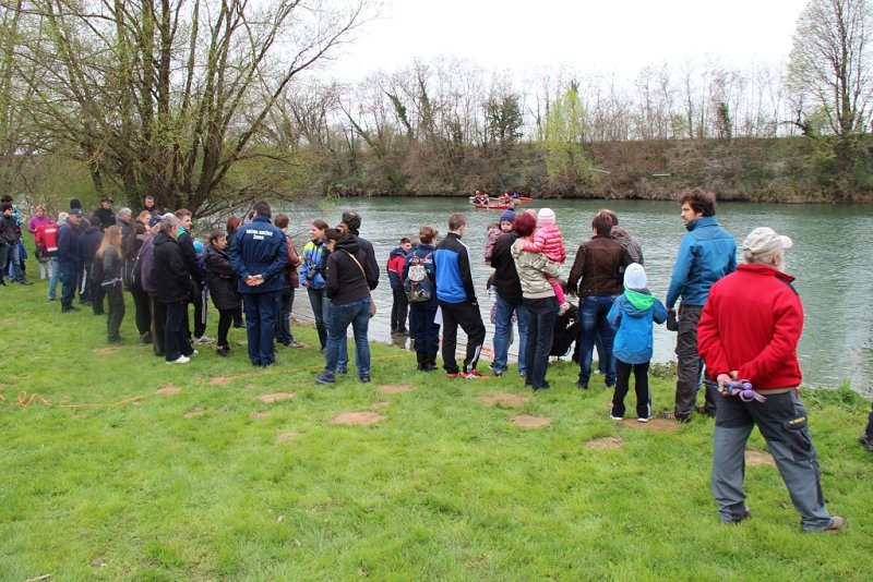 Vaja CZ Brežice april 2016 Dogajanje na reki Krki je pritegnilo številne gledalce