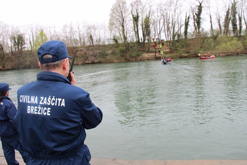 Vaja CZ Brežice april 2016 Komunikacija preko reke