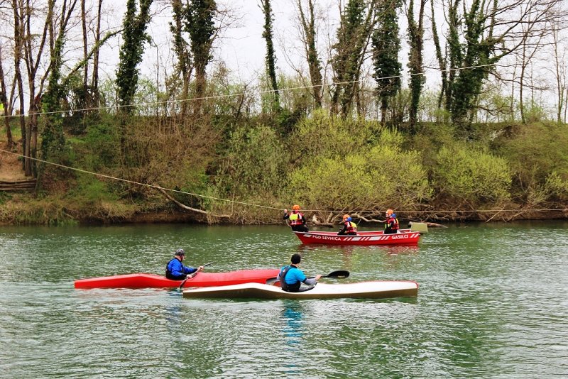 Vaja CZ Brežice april 2016 Obrežje reke so preiskovali člani Kajak kanu kluba Čatež ob Savi