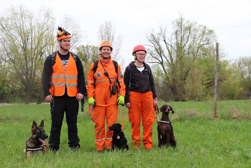Vaja CZ Brežice april 2016 Prva ekipa vodnikov s psi ki so našli prvo pogrešano osebo
