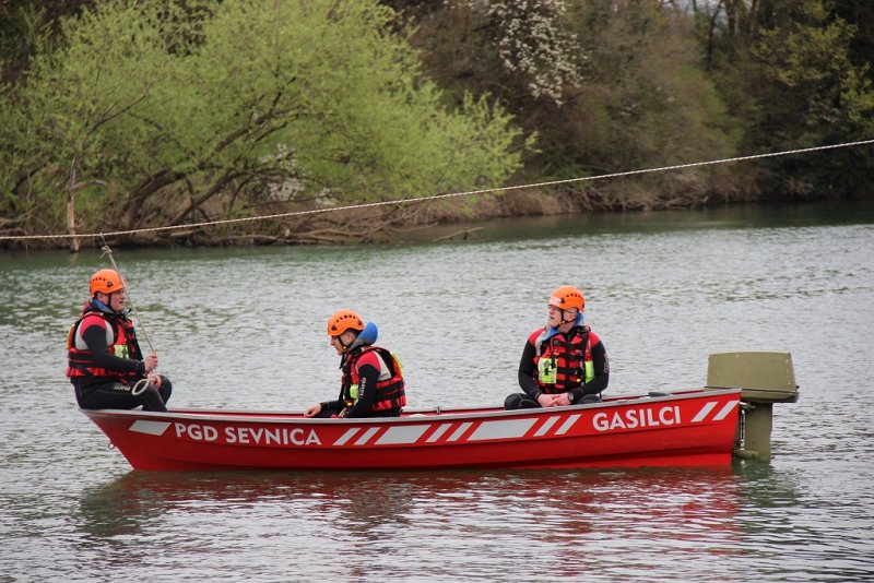 Vaja CZ Brežice april 2016 Za varnost na reki so skrbeli pripadniki PGD Sevnica