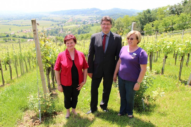Kmetica leta 2015 lea babič z županom Ivanom Molanom, predsednico Zveze kmetic Slovenije Ireno Ule