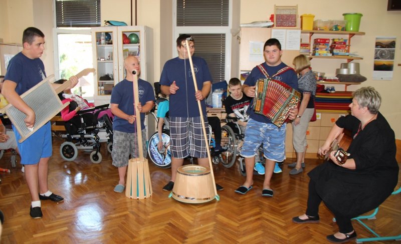 OŠ Mihajla Rostoharha Krško Učenci med nastopom