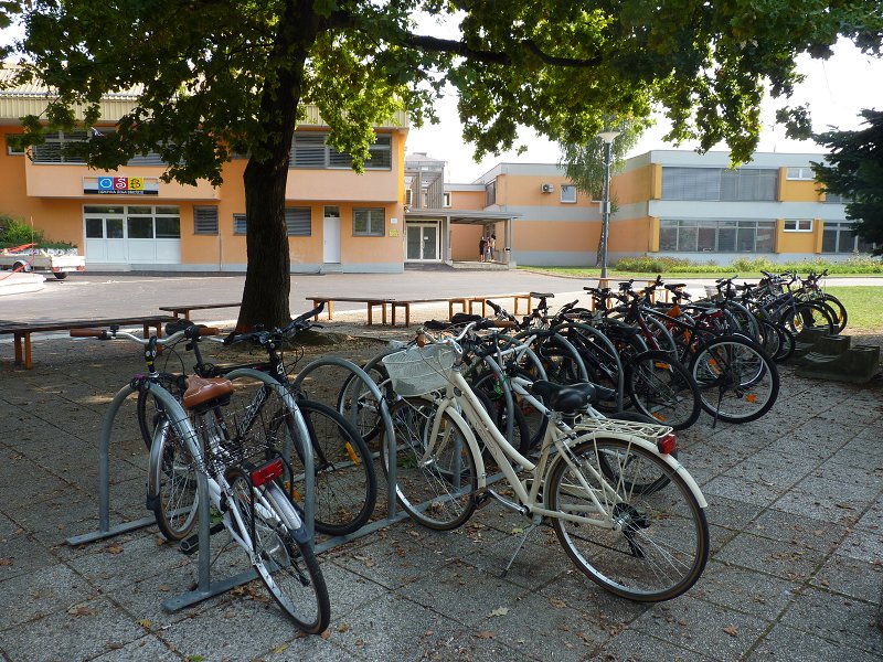 Veliko število koles pri šoli, vendar premalo primernih stojal