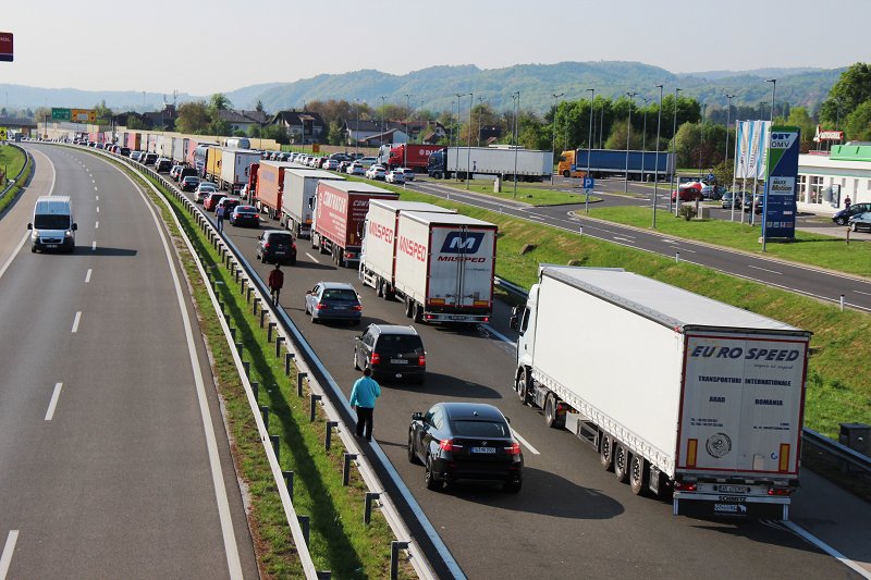 Kolona proti mejnemu prehodu