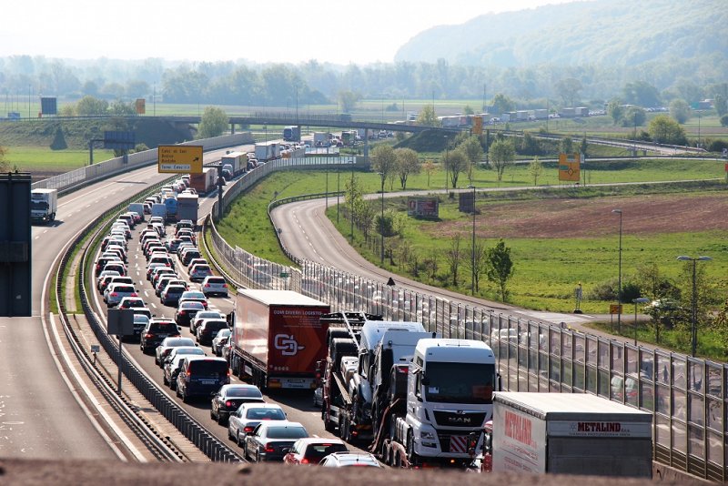 Primer večkilometrske kolone pred MP Obrežje