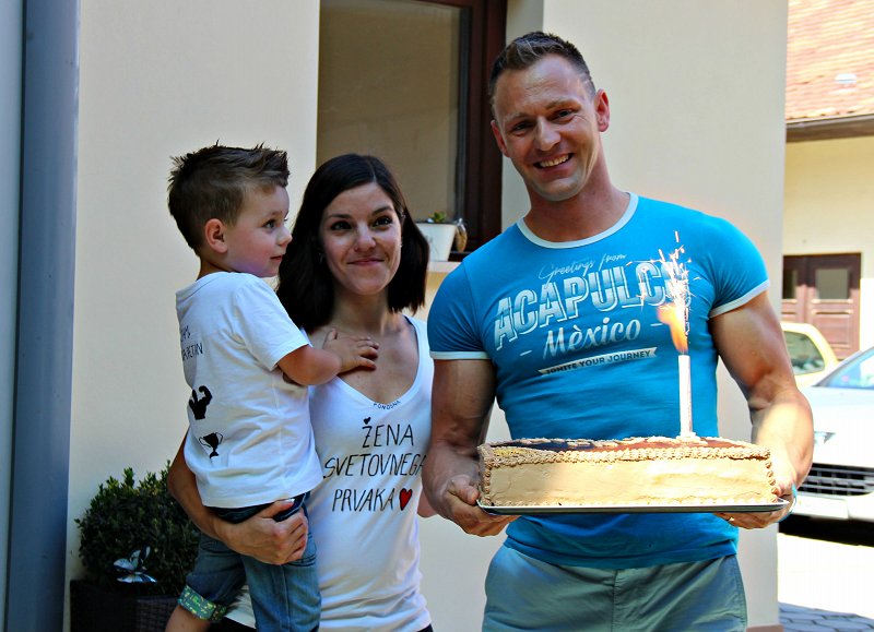 Svetovni prvak Mitja Petan z ženo in sinom
