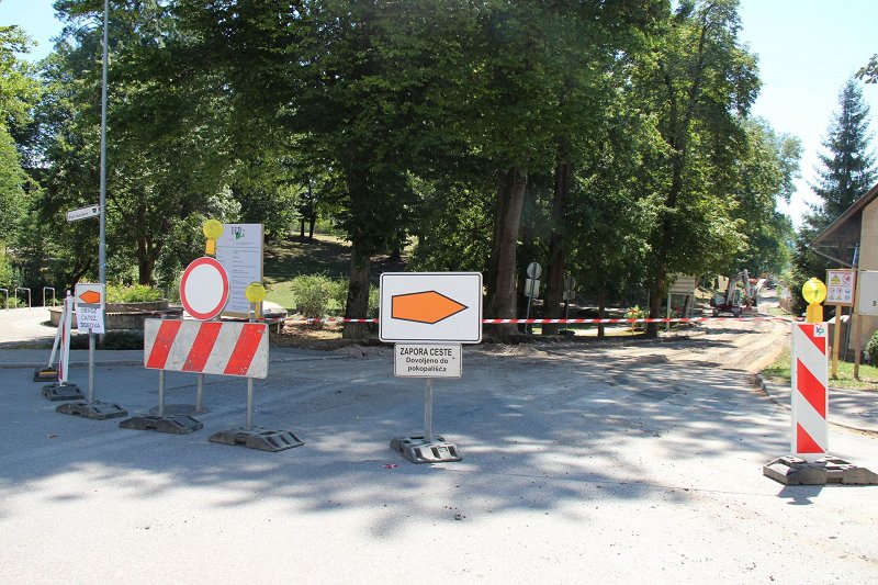 Gradnja pločnika in kolesarske steze ob Dobovski cesti v Brežicah 1