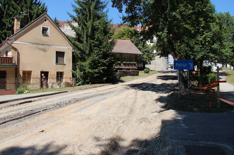 Gradnja pločnika in kolesarske steze ob Dobovski cesti v Brežicah 3
