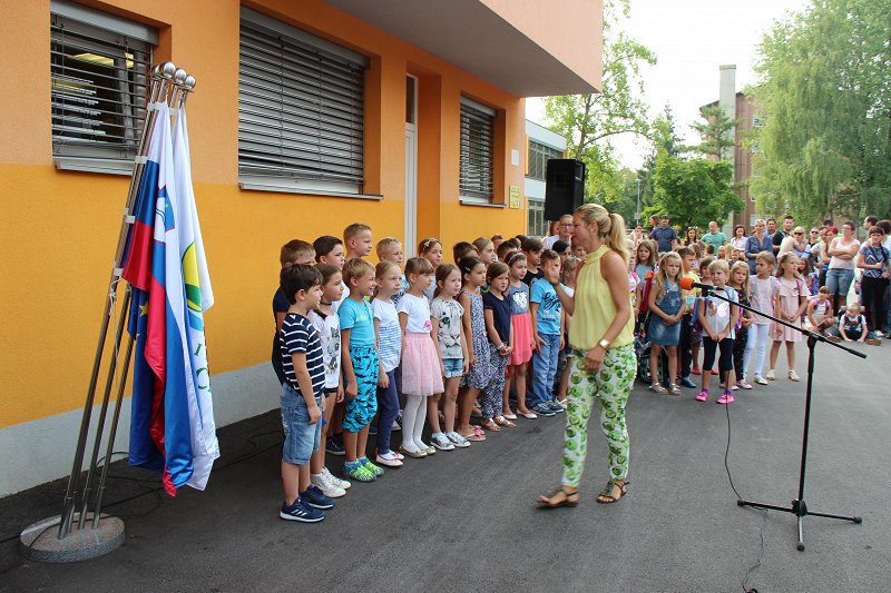 Otroški pevski zbor OŠ Brežice je zapel šolsko himno