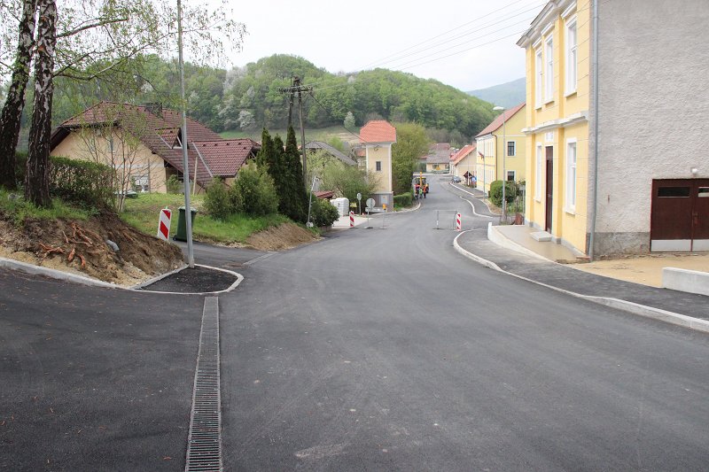 Pločnik in cesta Bizeljsko vas