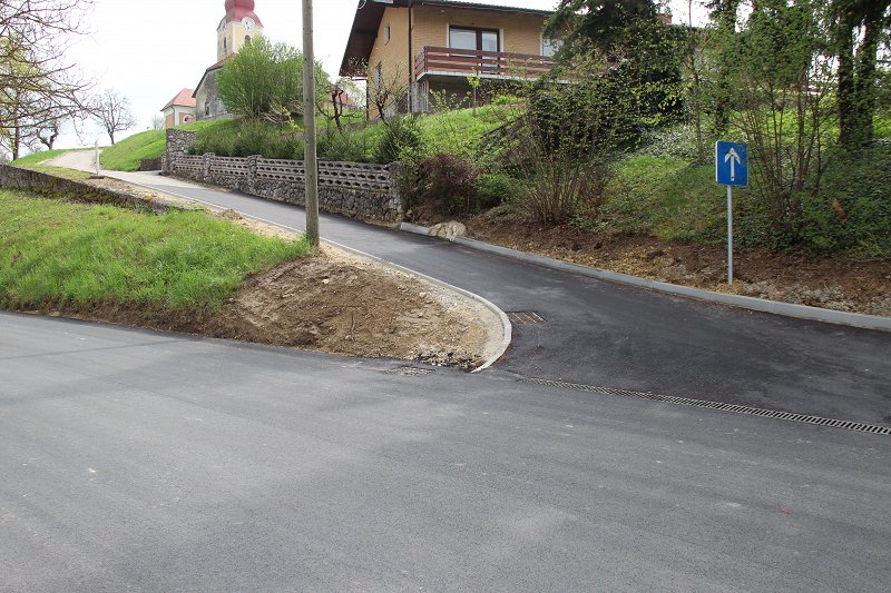 Pločnik in cesta Bizeljsko pot k cerkvi