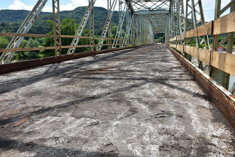 Odstranjen asfalt in ograja z mostu