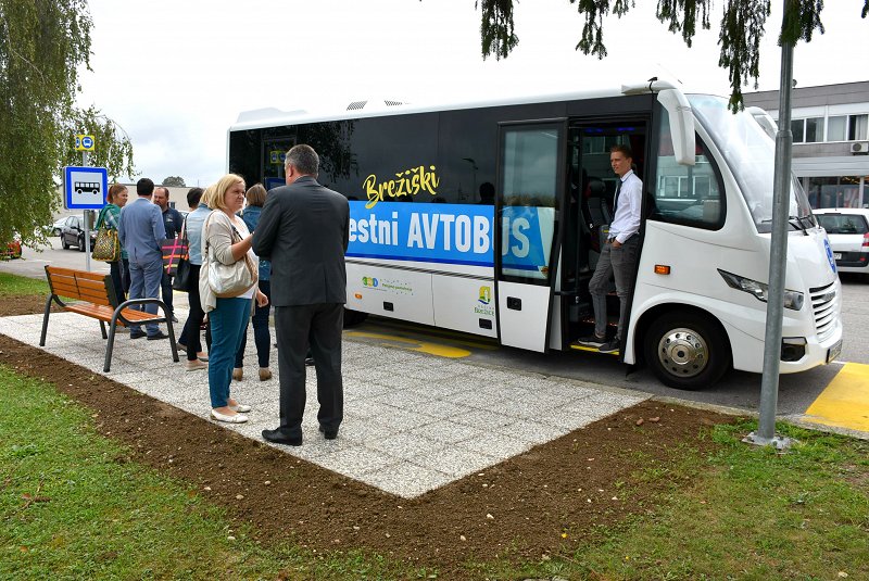 Mestni avtobus na postajaliscu pri trgovskem centri Intermarket