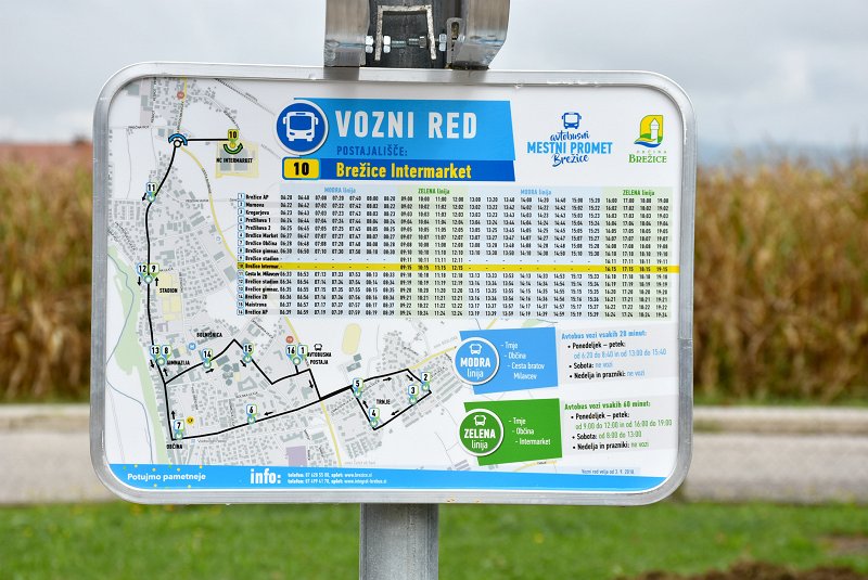 Mestni avtobus vsako postajalisce ima tablo z voznim redom