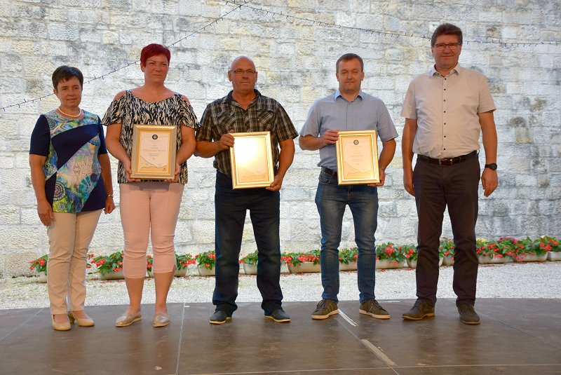 Župan in predsednica ocenjevalne komisije s predstavniki 3 nagrajenih društev vinogradnikov.jpg