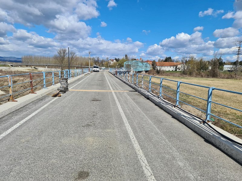 Betonska povezava železnih delov mostu.jpg