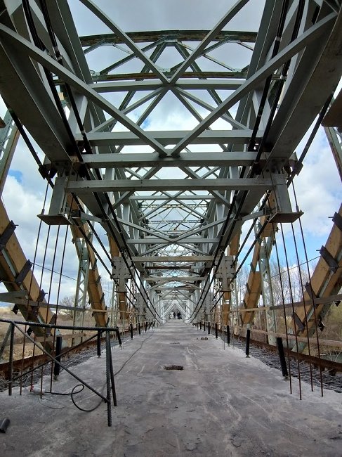 Pogled na notranjo nosilno konstrukcijo, ki dviga most.jpg