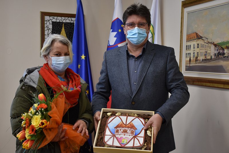 Simbolična zahvala Lidiji Vodušek za kvačkani grb Občine Brežice februar 2022.JPG