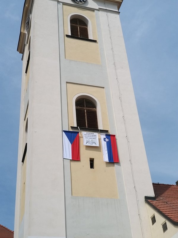 V znamneje obletnice izobesili češko in slovensko zastavo na trgu v Dobrany.jpg