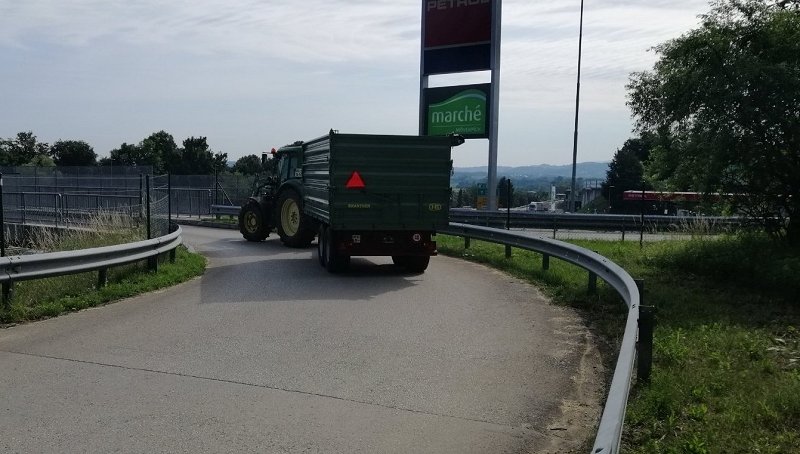 Preizkus obvozne trase čez Čatež ob Savi s traktorjem 1.jpg