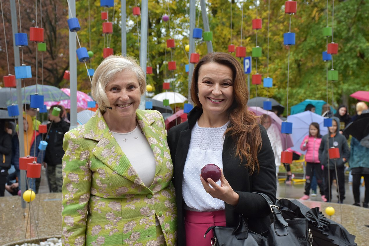 Dosežek za OŠ Brežice in Občino Brežice_ravnateljica Marija Lubšina Novak in direktorica občinske uprave Patricia Čular.JPG