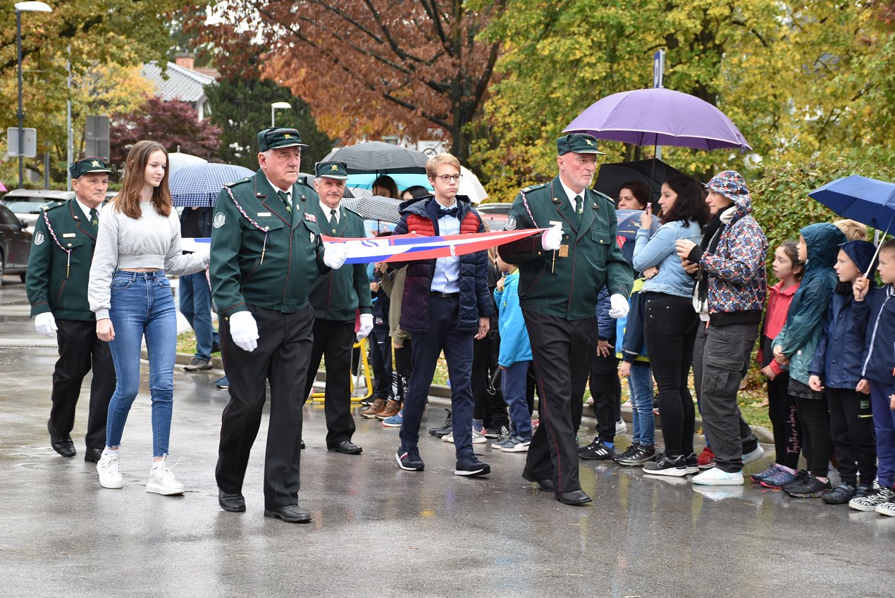 Zastavonoše - predstavniki veteranov in učenca OŠ Brežice.JPG