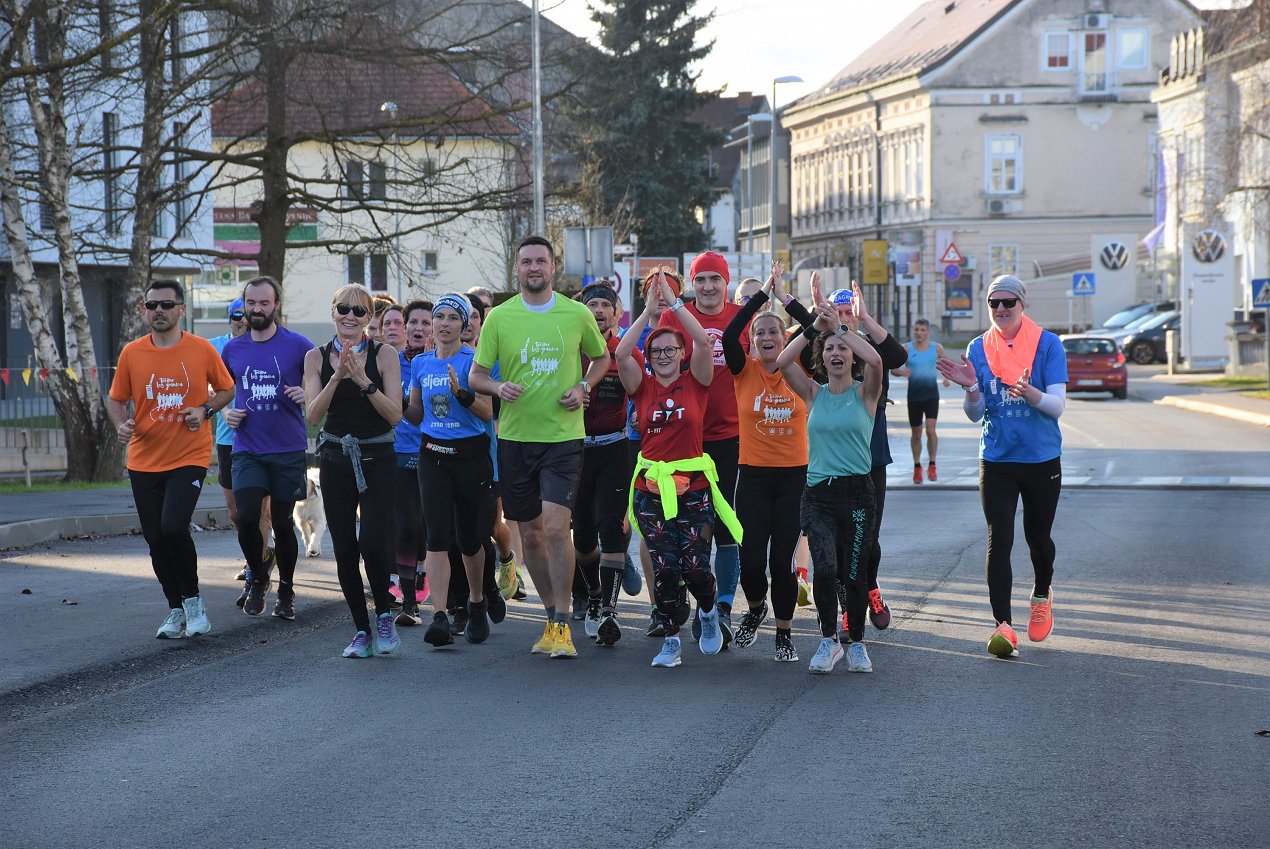 Prihod tekačev teka brez meja v Brežice 2023.JPG