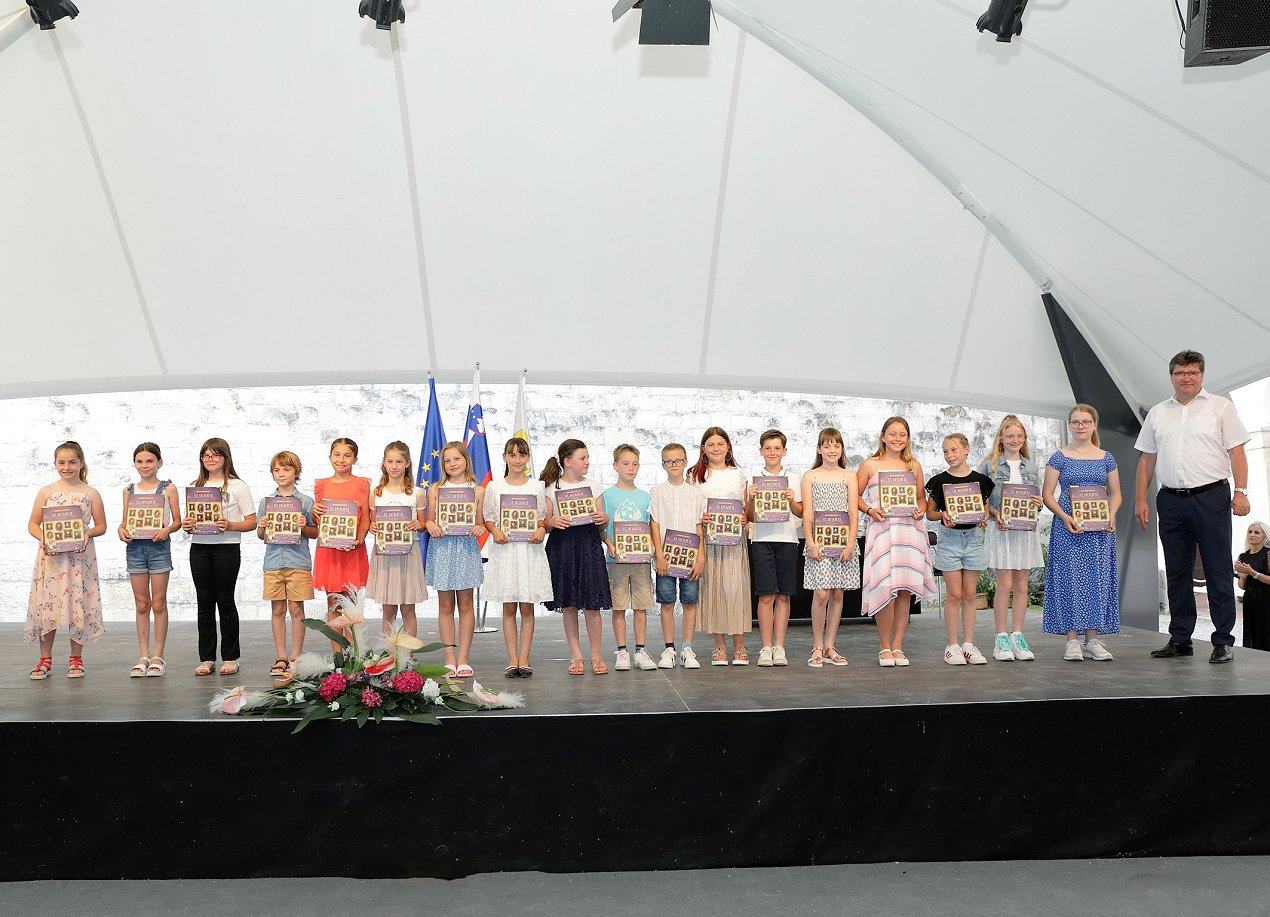 sprejem oš folklora artiče.jpg