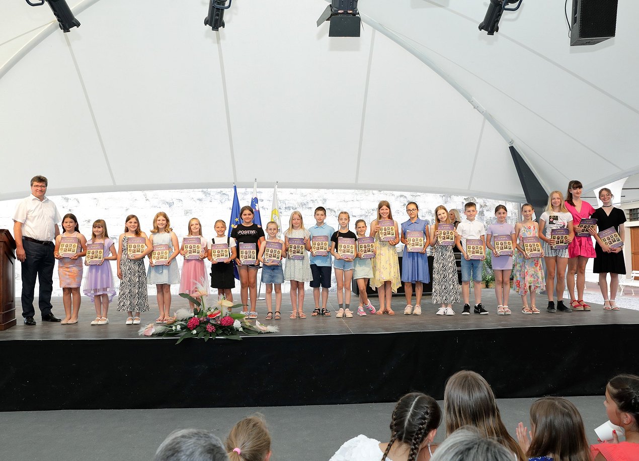 sprejem oš folklora brežice.jpg