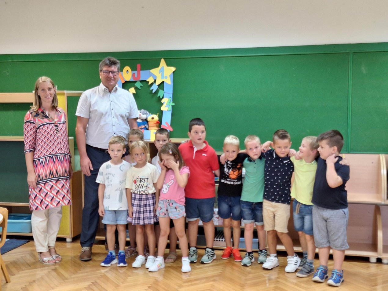 Župan in ravnateljica s prvošolci OŠ Velika Dolina.jpg