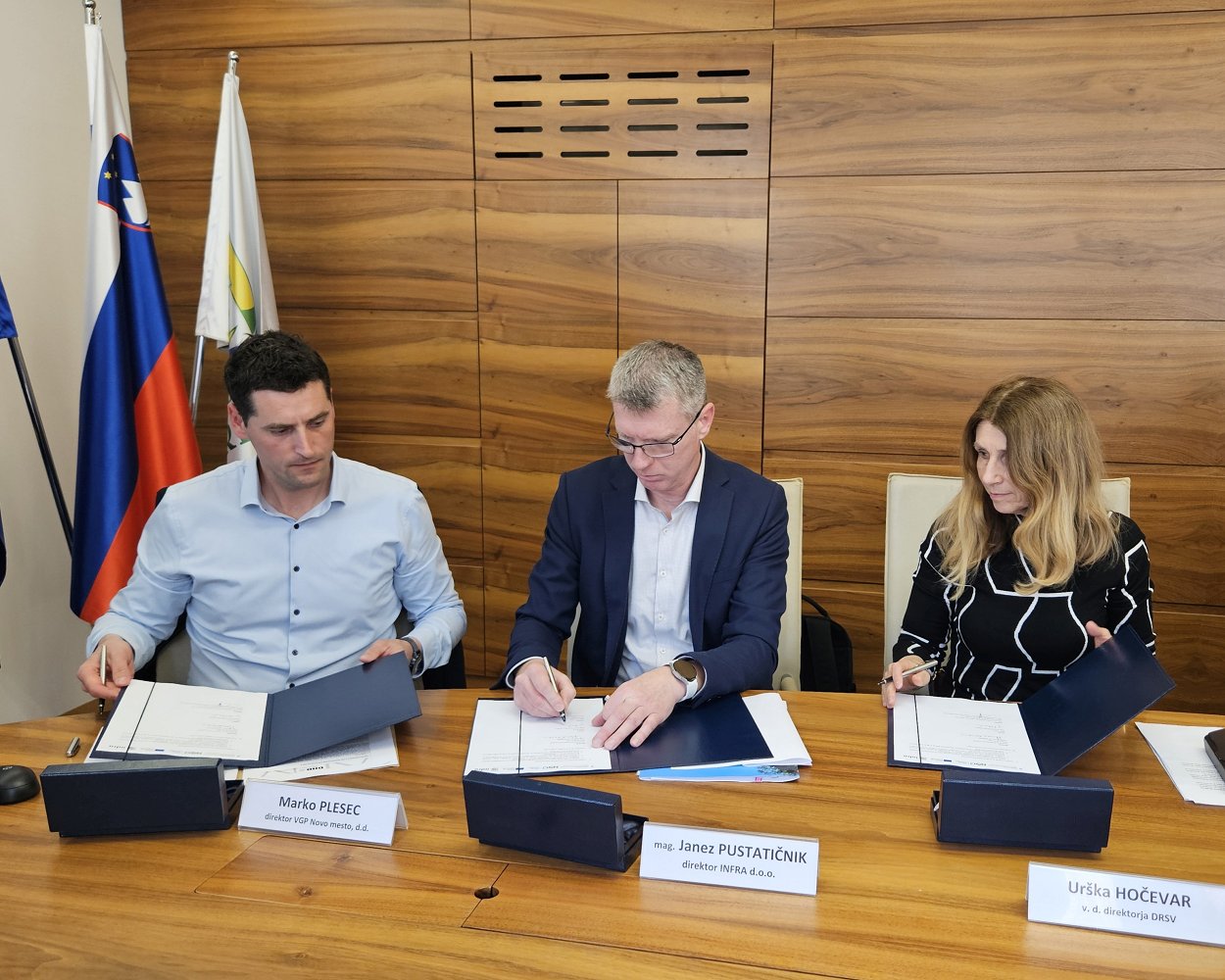 Podpis dokumenta za uvedbo v delo.jpg
