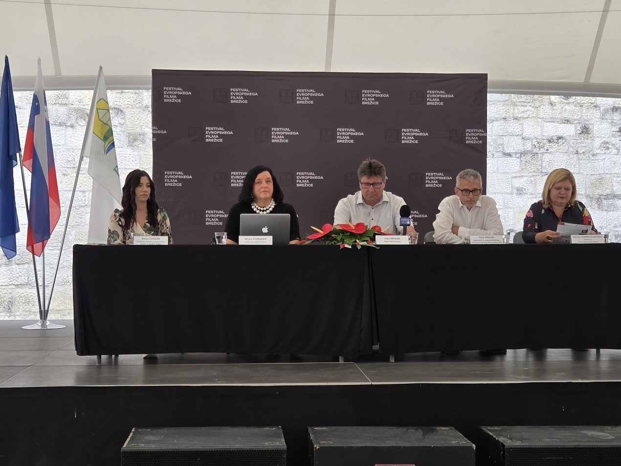 Novinarska konferenca.jpg