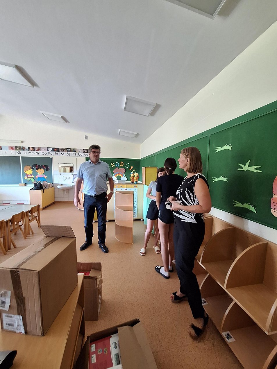 Župan pri ogledu saniraninega tlaka in stropa v razredu OŠ Velika Dolina