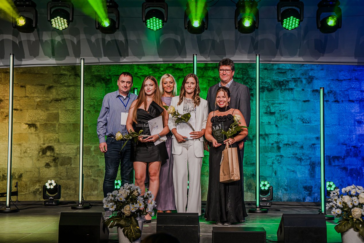 Alen Jelušić (predsednik žirije), Natalija Jovanovic, Brigita Šuler (organizatorica festivala), Taja Ausec, Ivan Molan (župan Občine Brežice), Karolina Genorio