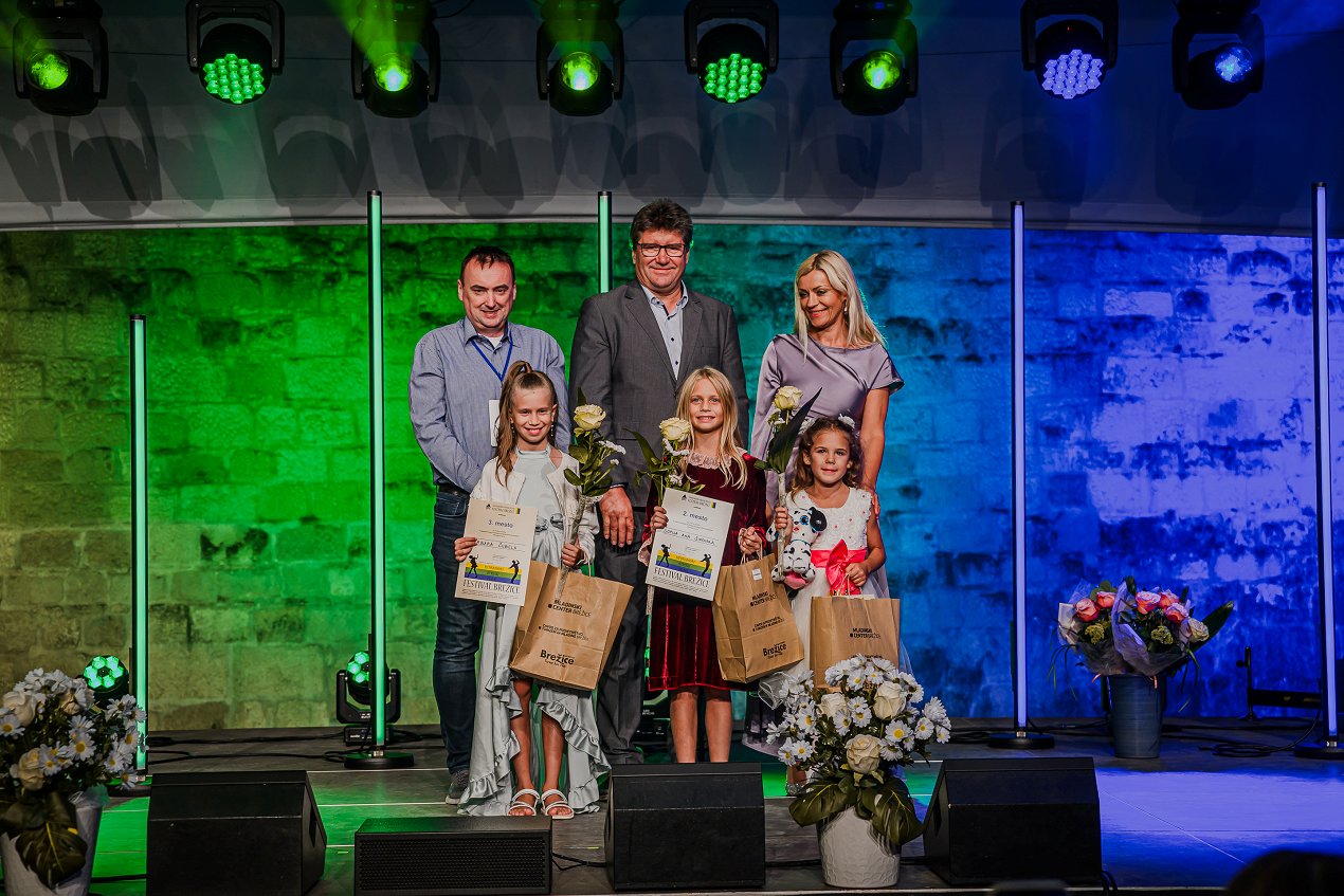Alen Jelušić (predsednik žirije), Ivan Molan (župan Občine Brežice), Brigita Šuler (organizatorica festivala), Barbara Ćubela, Sofia Ana Šimonka, Evita Jezernik Širca)