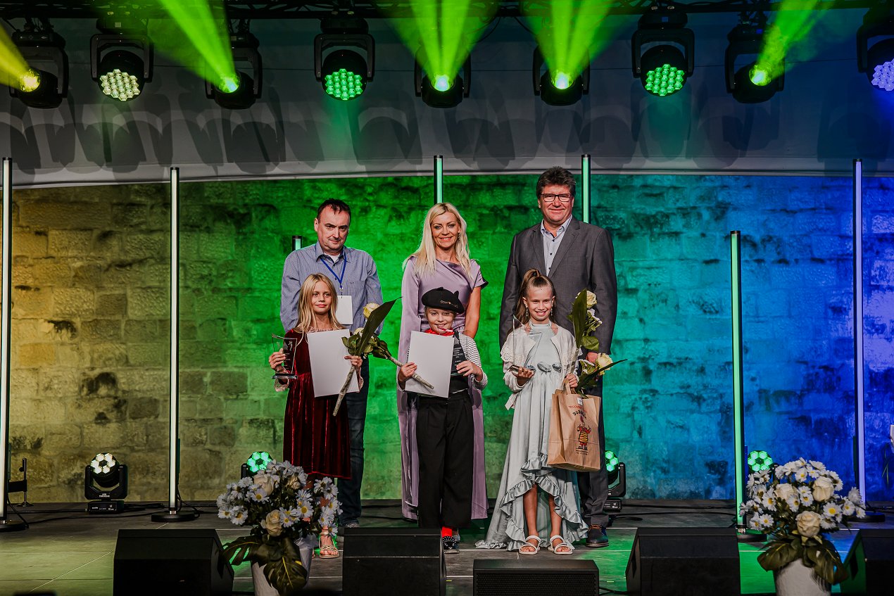 Alen Jelušić (predsednik žirije), Brigita Šuler (organizatorica festivala), Ivan Molan (župan Občine Brežice), Sofia Ana Šimonka, Alise Kuznecova, Barbara Ćubela)