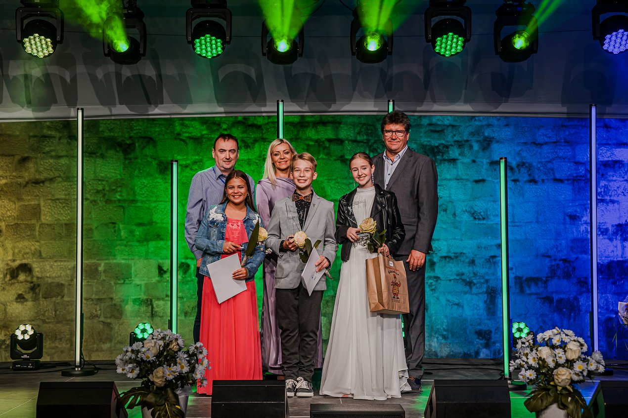 Alen Jelušić (predsednik žirije), Brigita Šuler (organizatorica festivala), Ivan Molan (župan Občine Brežice), Luana Špelić, Nace Jenc, Ameli Dinarina-Šimić