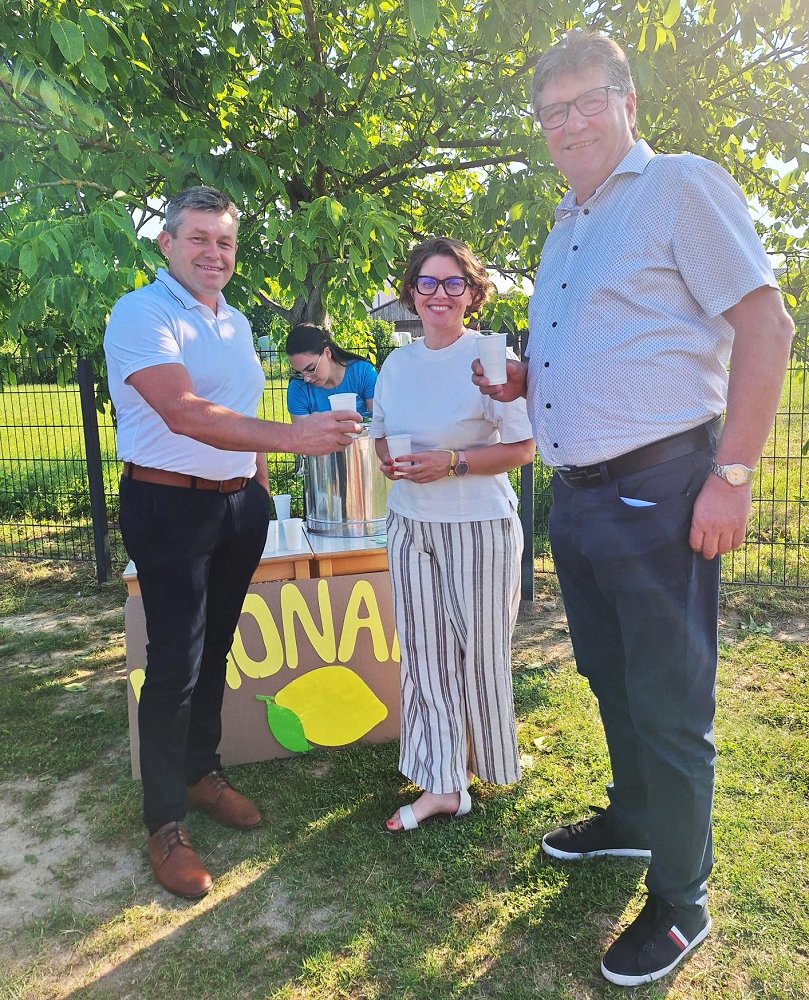 Stojnico z limonado so obiskali tudi župan Ivan Molan, ravnateljica dr. Maja Matrić in predsednik KS Cerklje ob Krki Damjan Kodrič.jpg