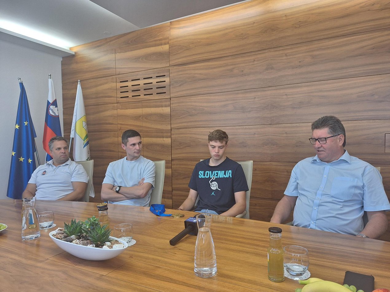 Pogovor na sprejemu.jpg