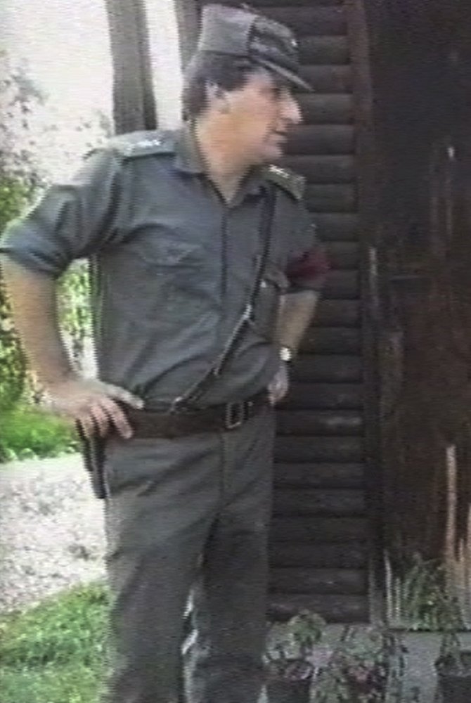 Višji vodnik Janez Ivšič poveljujoči častnik TO v boju pri Prilipah. Artiče, poveljniško mesto 110. jurišnega odreda TO Brežice junija 1991. Višji vodnik Janez Ivšič poveljujoči častnik TO v boju pri Prilipah. Artiče, poveljniško mesto 110. jurišnega odreda TO Brežice junija 1991.
