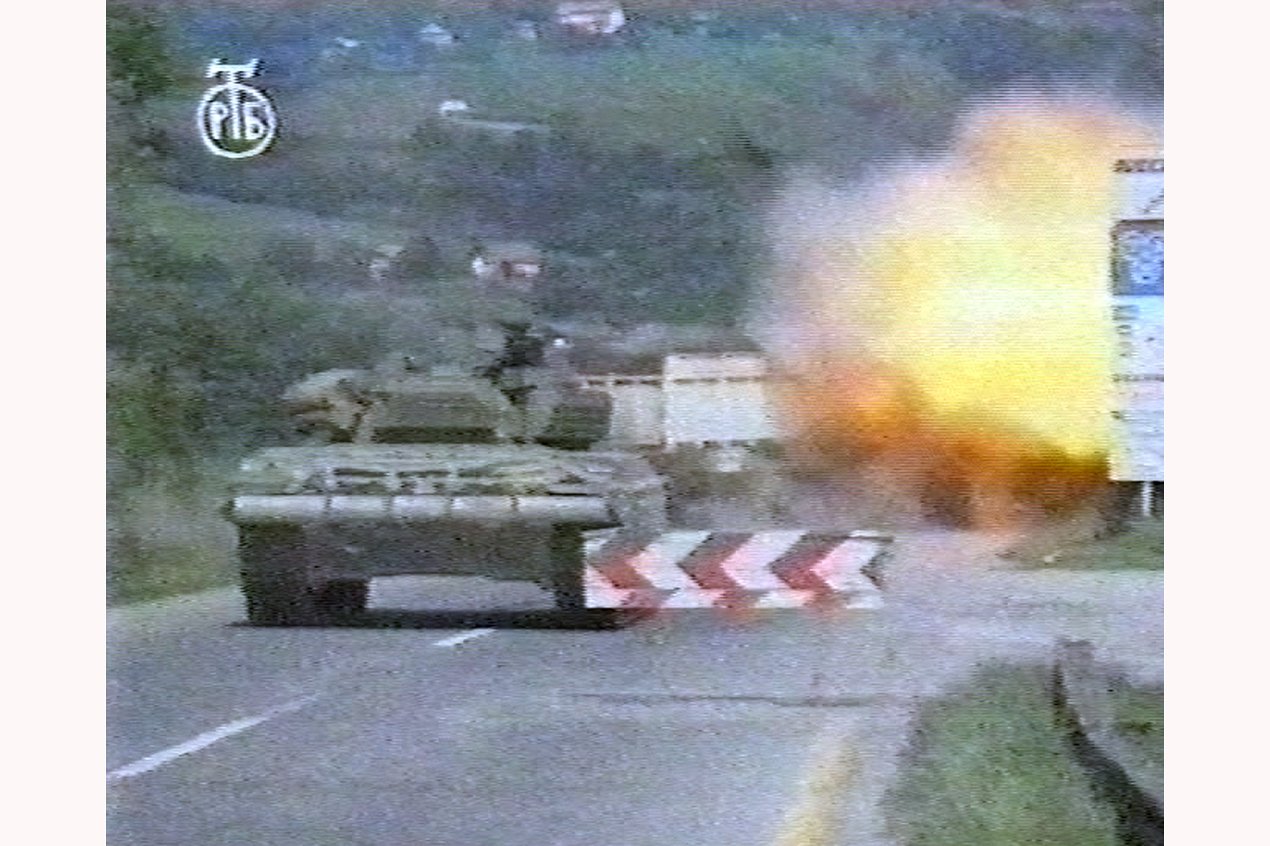 Čelni tank bataljonske bojne oklepne skupine 4. oklepne brigade JLA iz Jastrebarskega strelja na barikado na magistralni cesti pri Prilipah 2. julija 1991. Čelni tank bataljonske bojne oklepne skupine 4. oklepne brigade JLA iz Jastrebarskega strelja na barikado na magistralni cesti pri Prilipah 2. julija 1991.