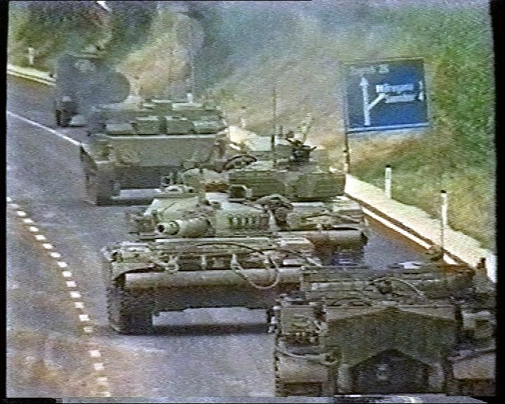 Oklepniki poražene bataljonske oklepne bojne skupine iz 4. oklepne brigade JLA zapuščajo julija 1991 Slovenijo. Oklepniki poražene bataljonske oklepne bojne skupine iz 4. oklepne brigade JLA zapuščajo julija 1991 Slovenijo.